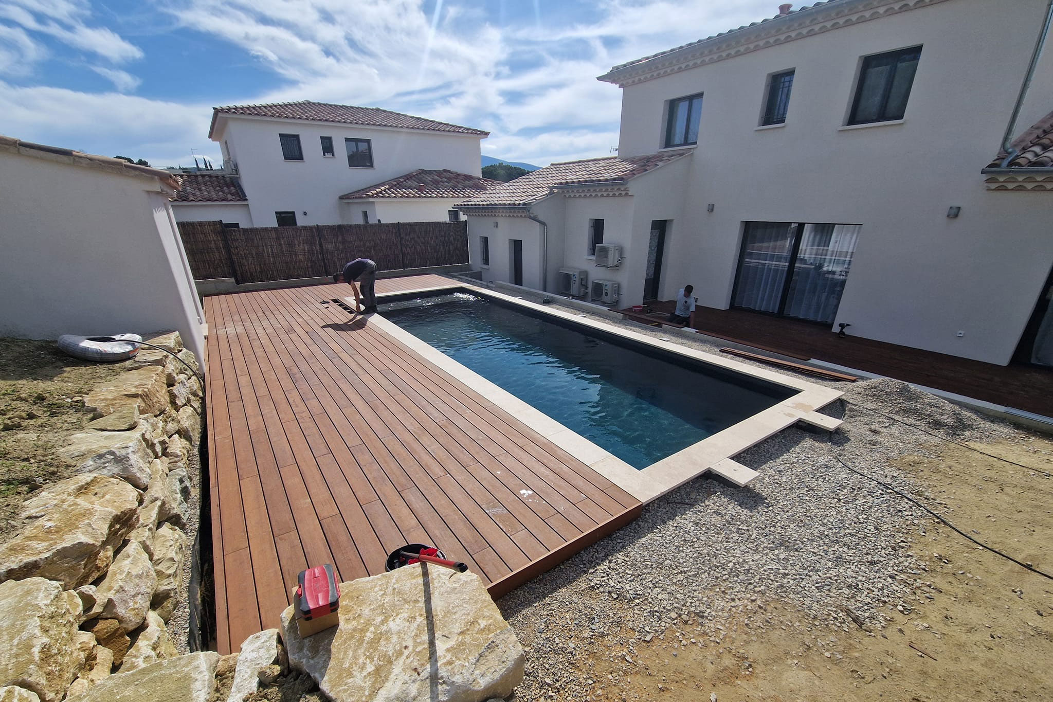 Construction de piscine béton rectangulaire avec terrasse bois