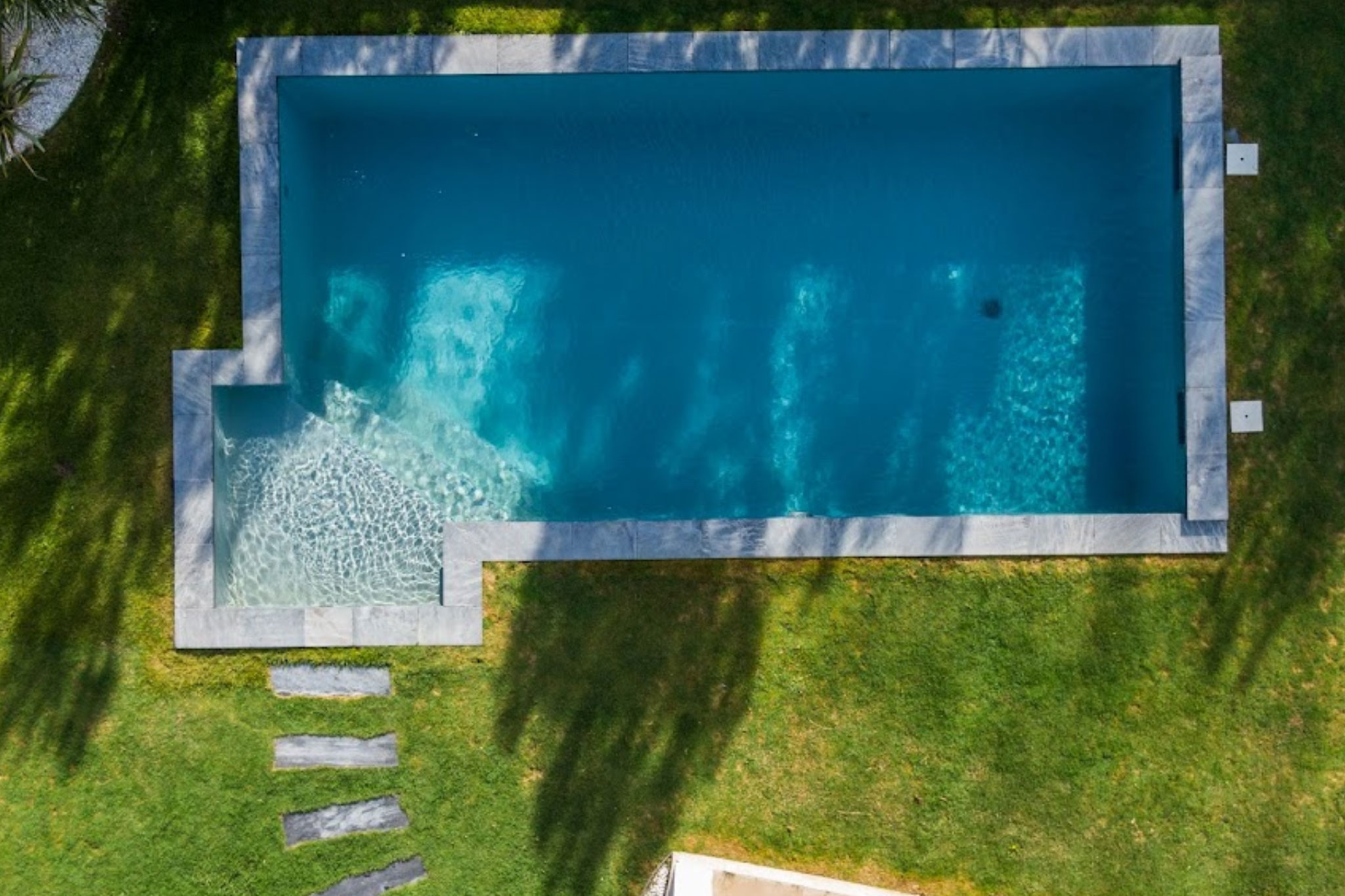 Installation d'une piscine sur mesure avec escalier sortant