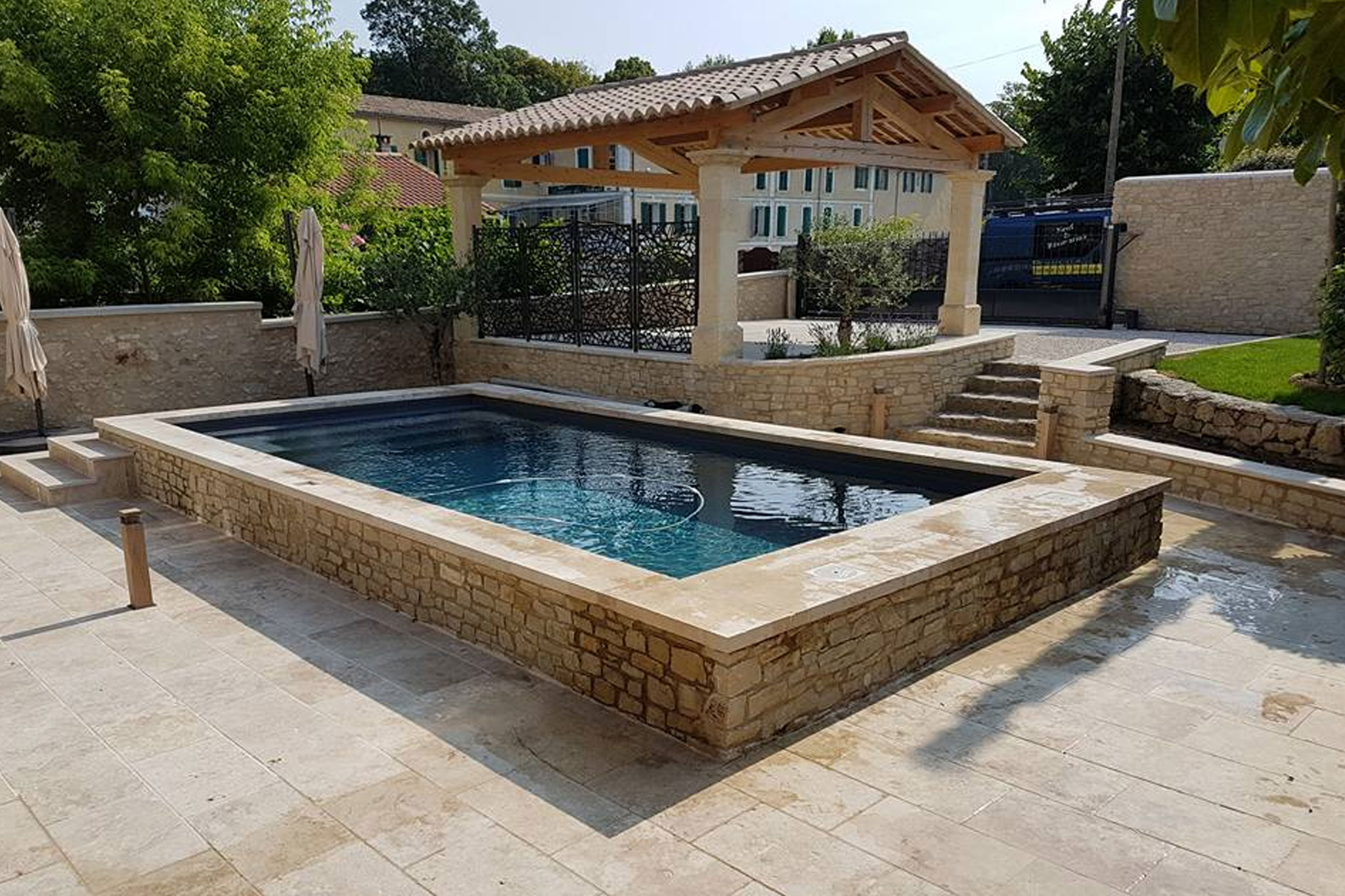 Construire une piscine traditionnelle sur-mesure