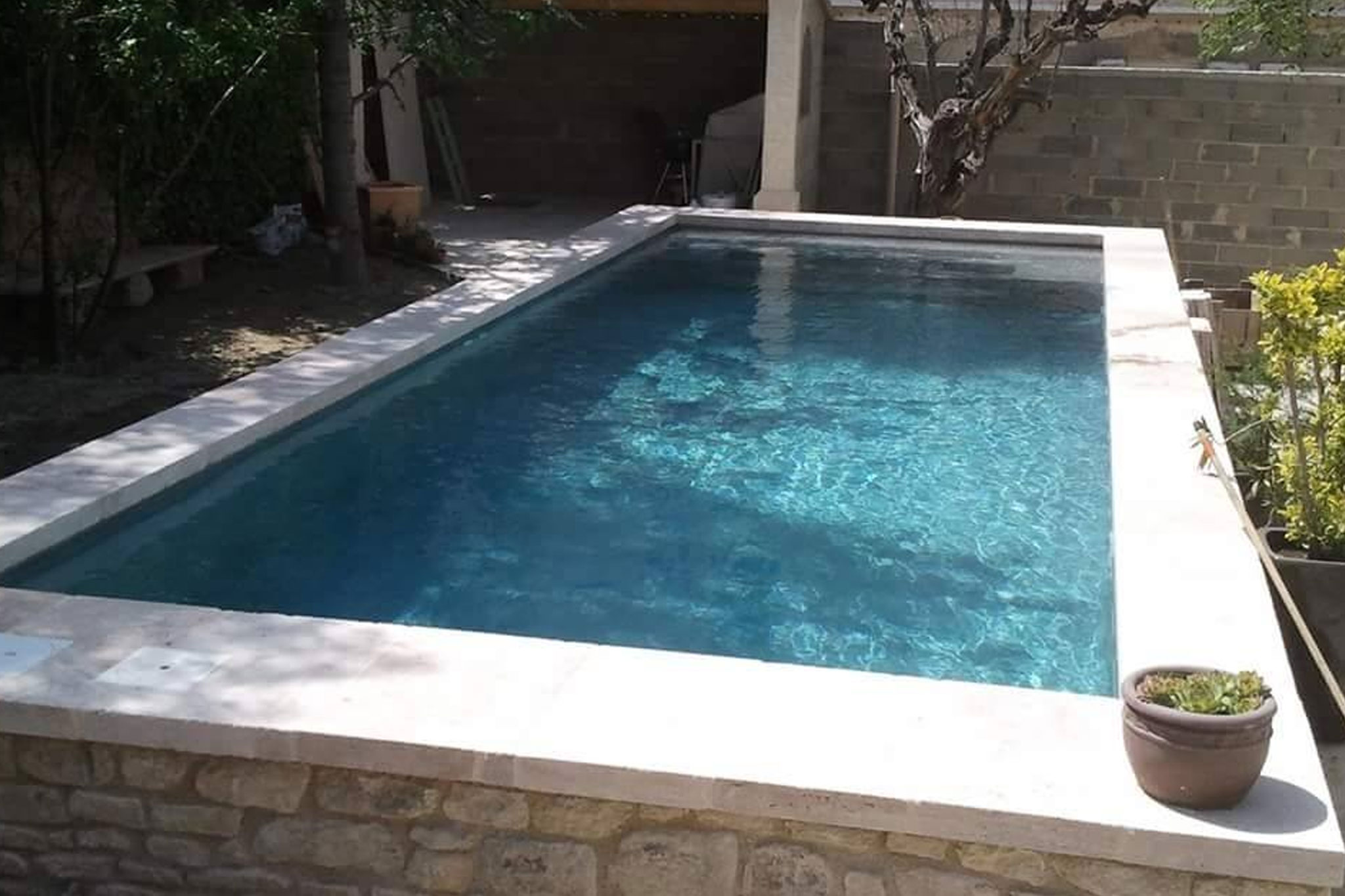 Fabricant piscine béton avec escalier toute largeur