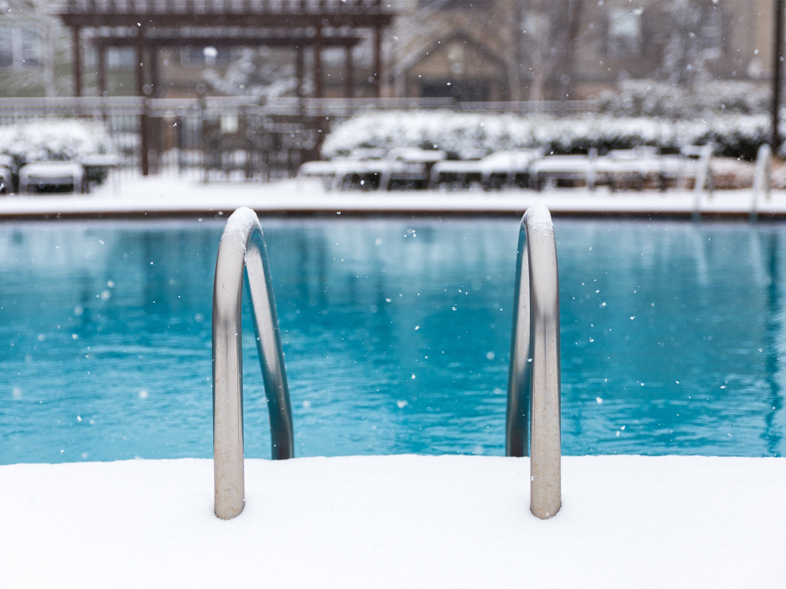 Hivernage piscine : MGV Piscines Béton à votre disposition