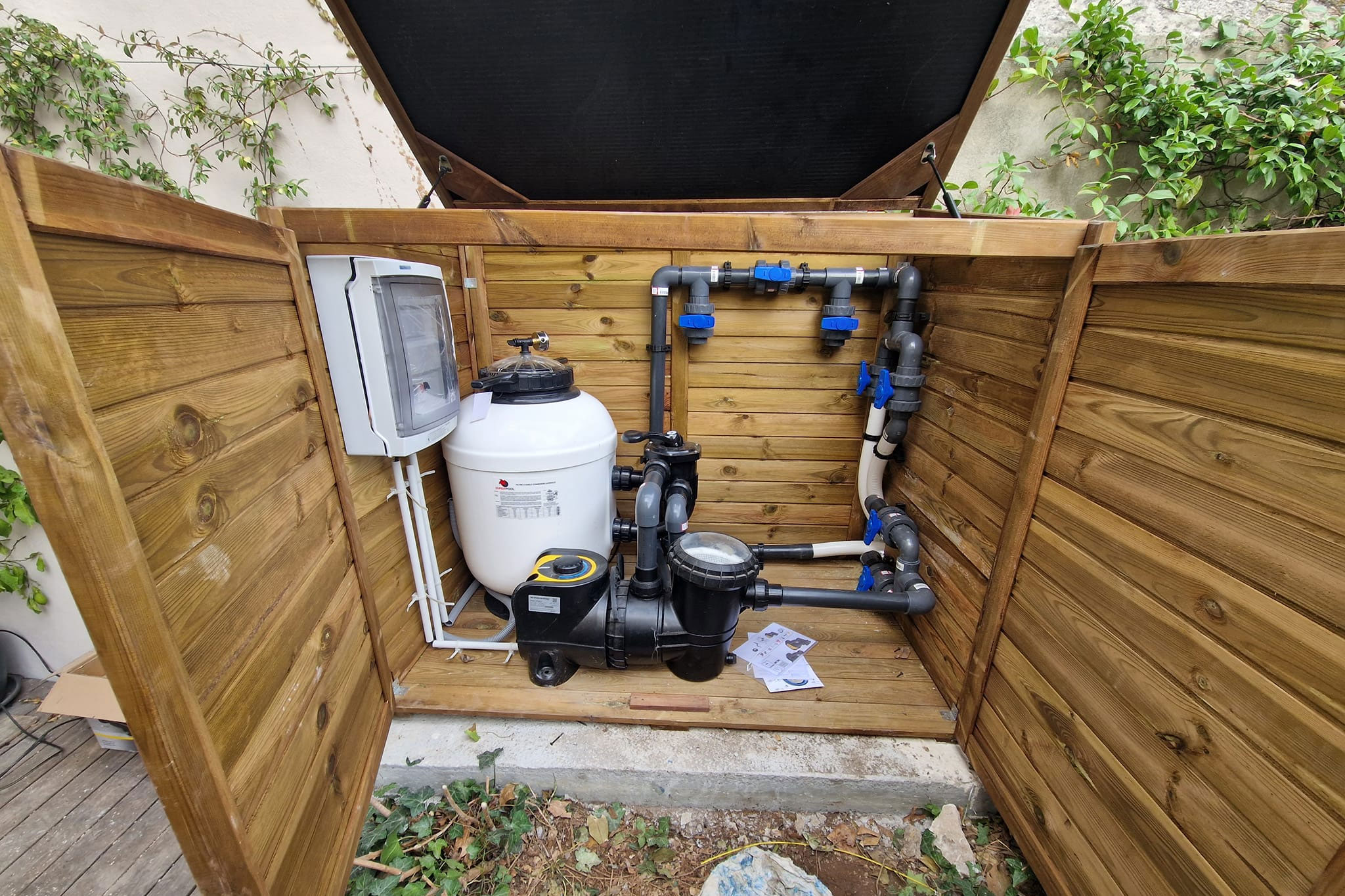 Local technique en bois pour piscine béton