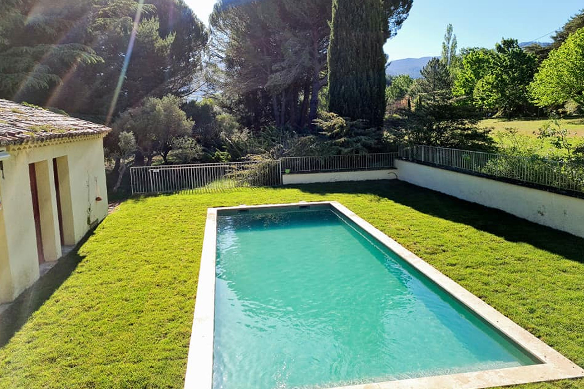 Piscine en béton avec margelles en pierre