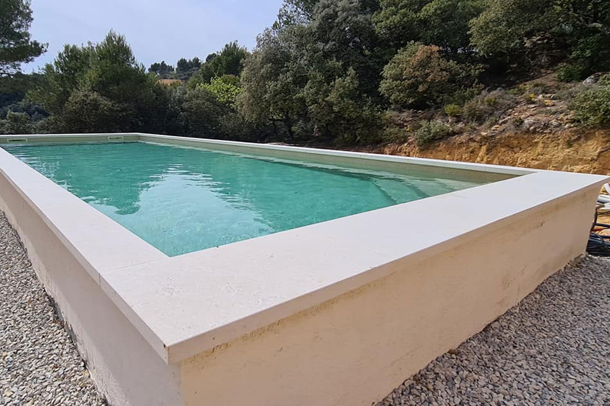 Piscine en béton et aménagement paysager